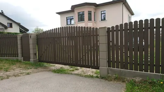 Vertikālie koka žogi — 12
